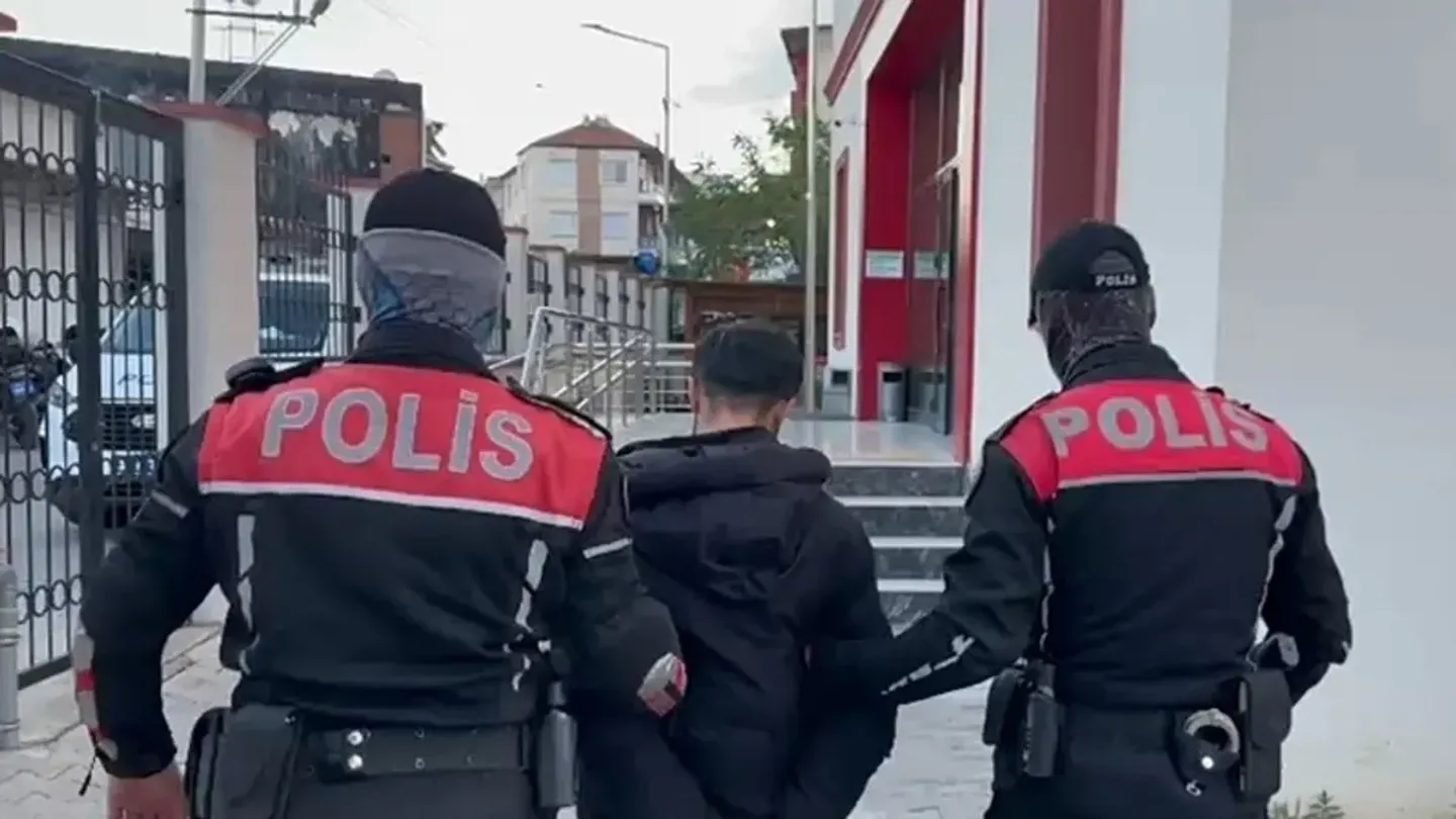 İzmir'de film gibi operasyon! Firariler kıskıvrak yakalandı