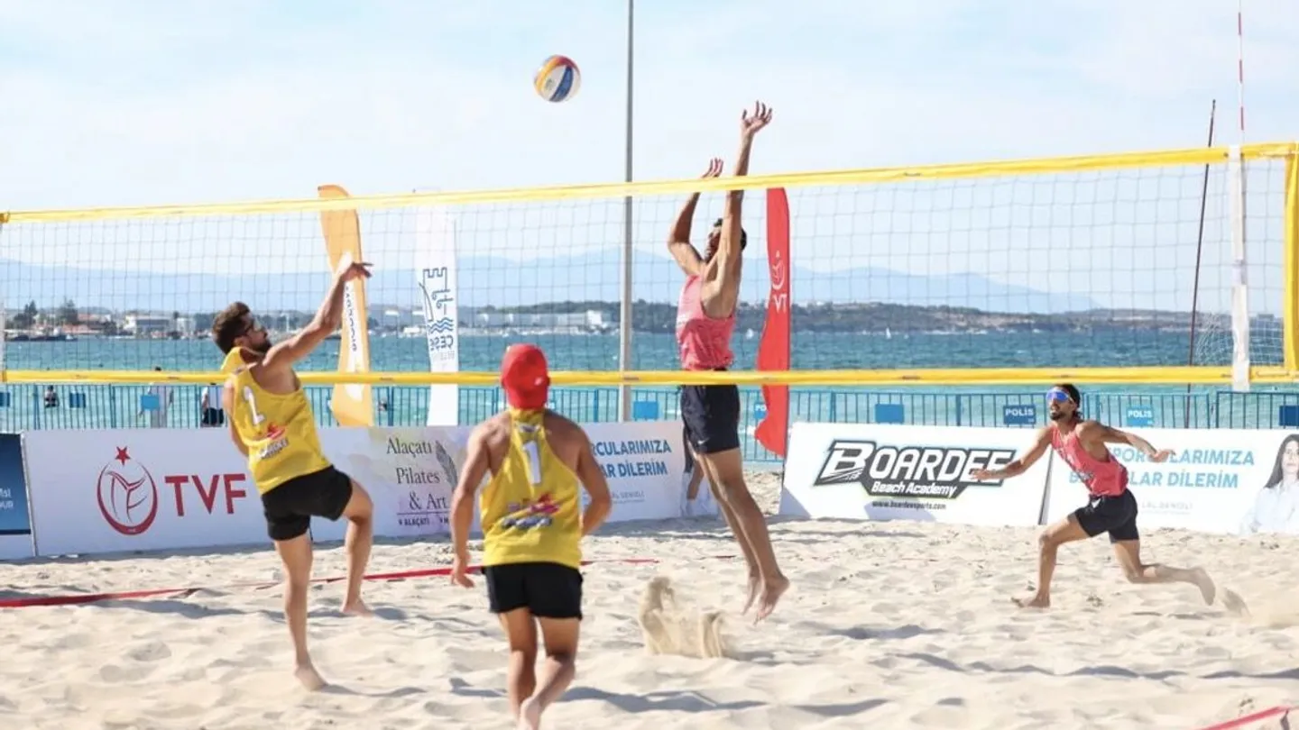 Çeşme’de uluslararası plaj voleybolu şöleni: 12 ülkeden 68 sporcu mücadele etti