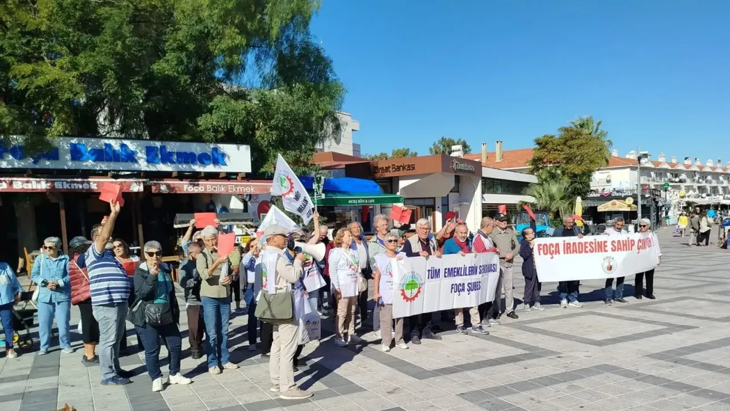 Foça’da sendika odası krizi: Emekliler tahliye kararına karşı meydanda