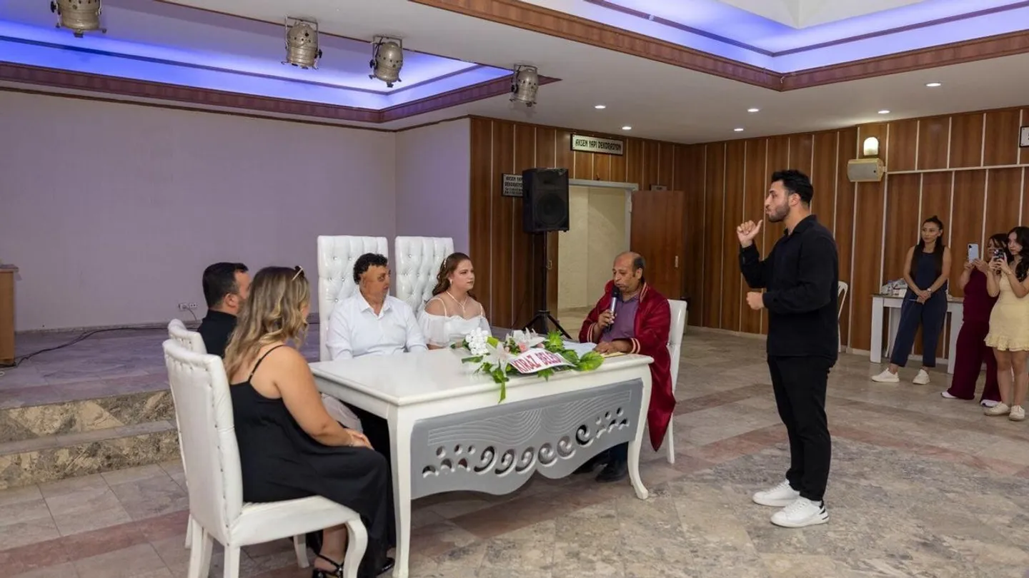 İşaret diliyle “evet” dediler: İzmir Büyükşehir'den sağır çifte tercüman desteği