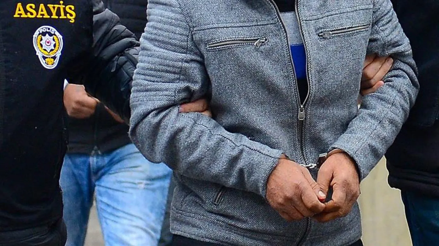 Bergama’da uyuşturucu operasyonu: Bin 128 hap, ruhsatsız tabanca ve yüklü miktarda para ele geçirildi