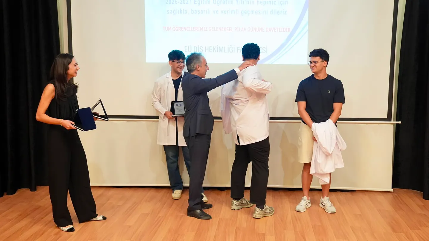 Ege Üniversitesi’nde Genç Diş Hekimleri Beyaz Önlüklerini Giydi