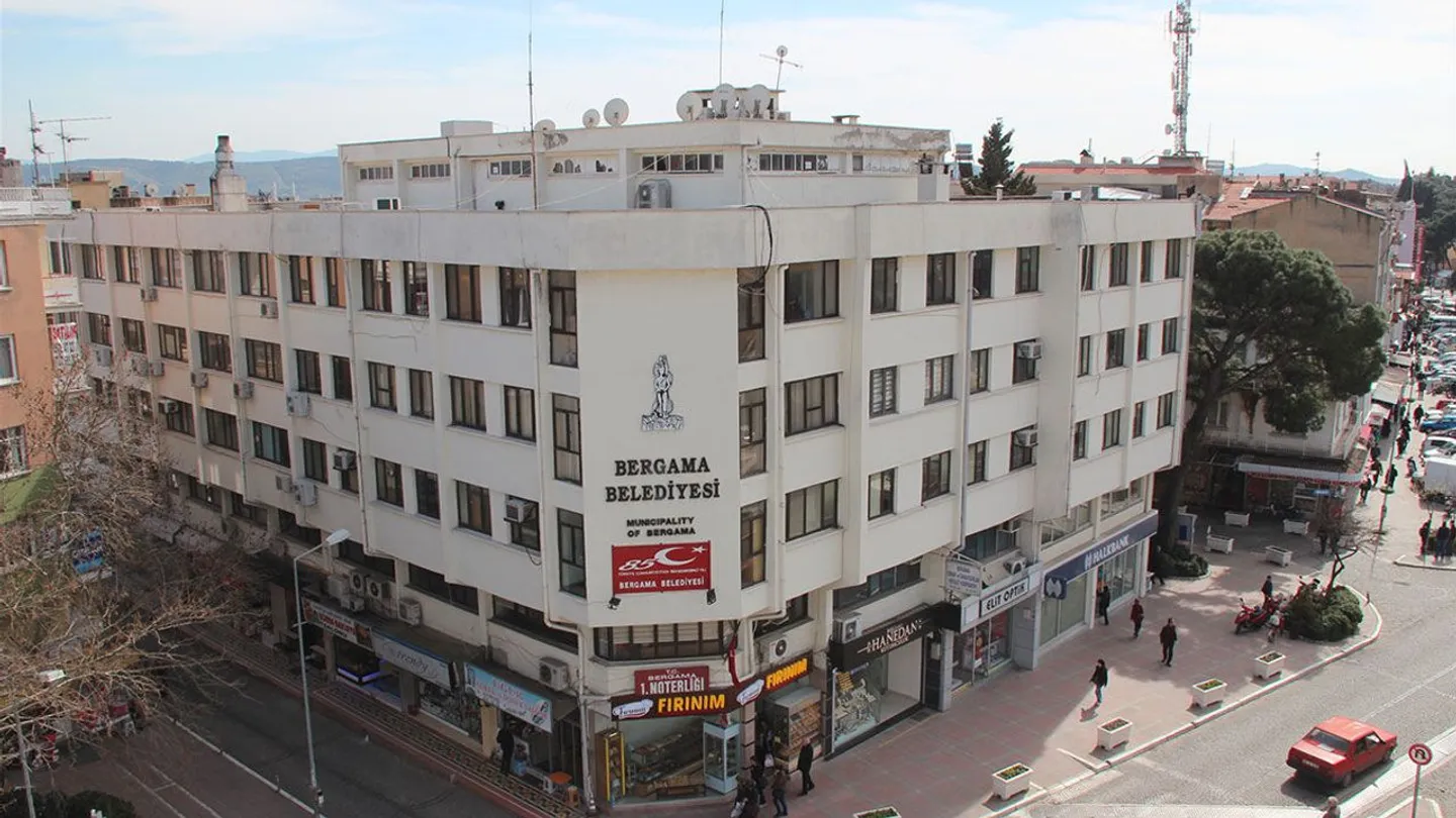 Bergama’da siyasi hareketlilik: Belediye Başkanı ve CHP Örgütü YENİ Parti’ye geçiyor iddiası