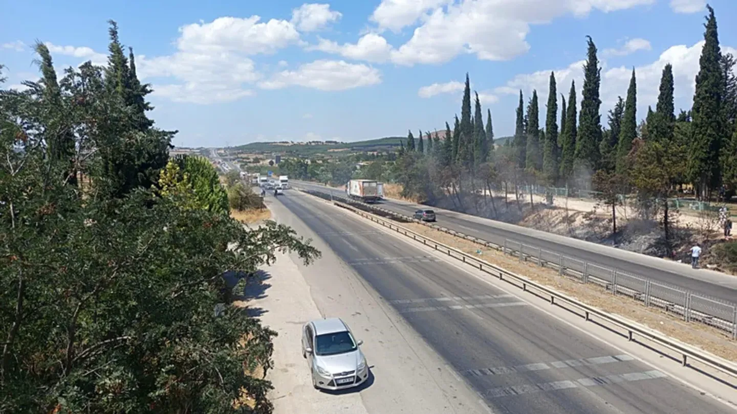 Bursa’da Alevler İzmir Yoluna Ulaştı! Trafik Bir Süreliğine Durduruldu