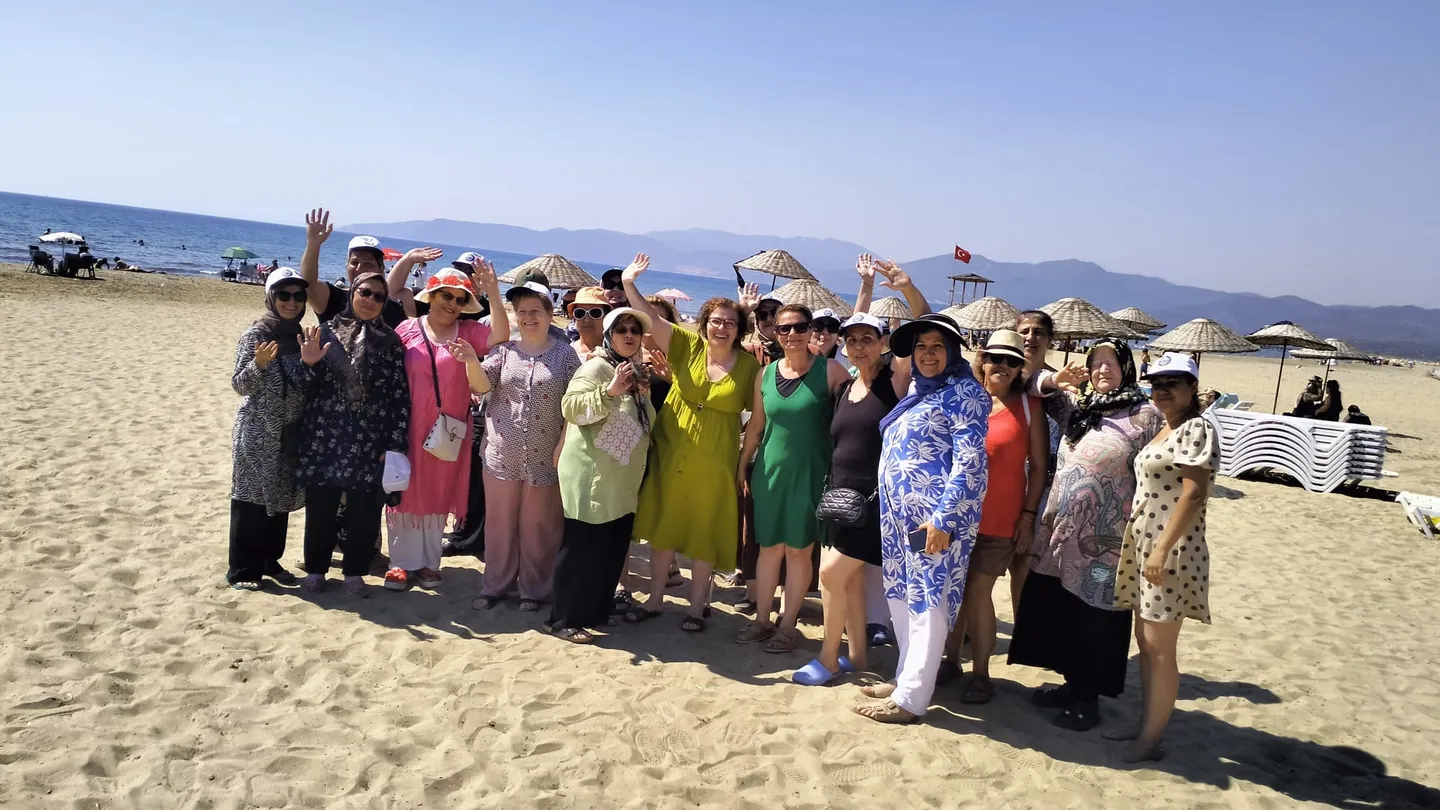 Karabağlarlı 300 kadın Pamucak’ta deniz keyfi yaptı