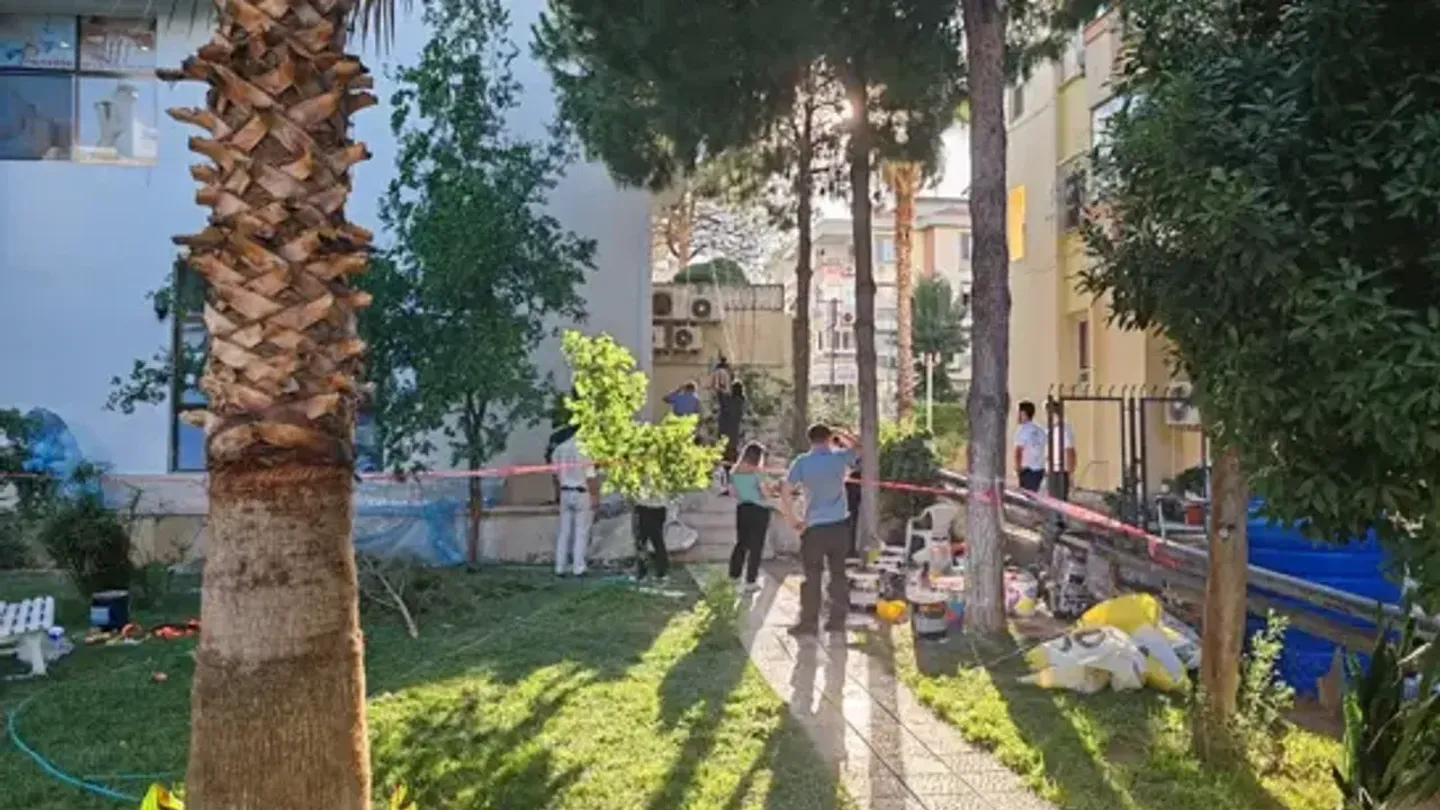İzmir Balçova'da korkutan iş kazası! İskele devrildi, 3 kardeş işçi yaralandı