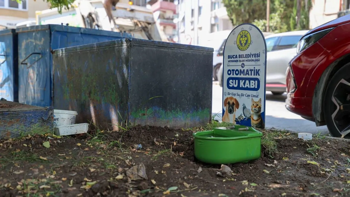 Buca’da Can Dostlar İçin Örnek Uygulama: Parklara Otomatik Su Kapları Yerleştirildi