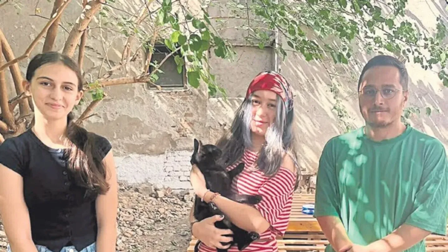 İzmir’de Sokak Kedileri İçin Örnek Dayanışma: 13 Yaşındaki Bade’den “Kedi Mahallesi”ne Destek