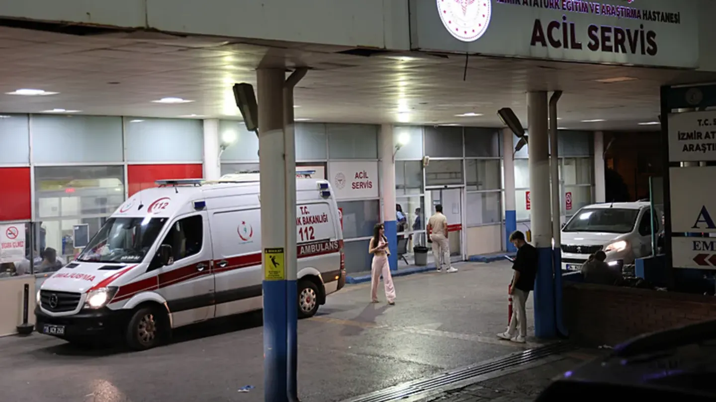 Karabağlar'da Kanlı Kavga! Kalbinden Bıçaklanan 15 Yaşındaki Çocuk Yaşama Tutundu