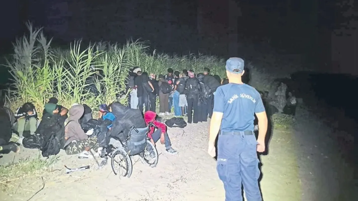 İzmir’de Düzensiz Göç Operasyonu: 62 Göçmen ve 1 Şüpheli Yakalandı