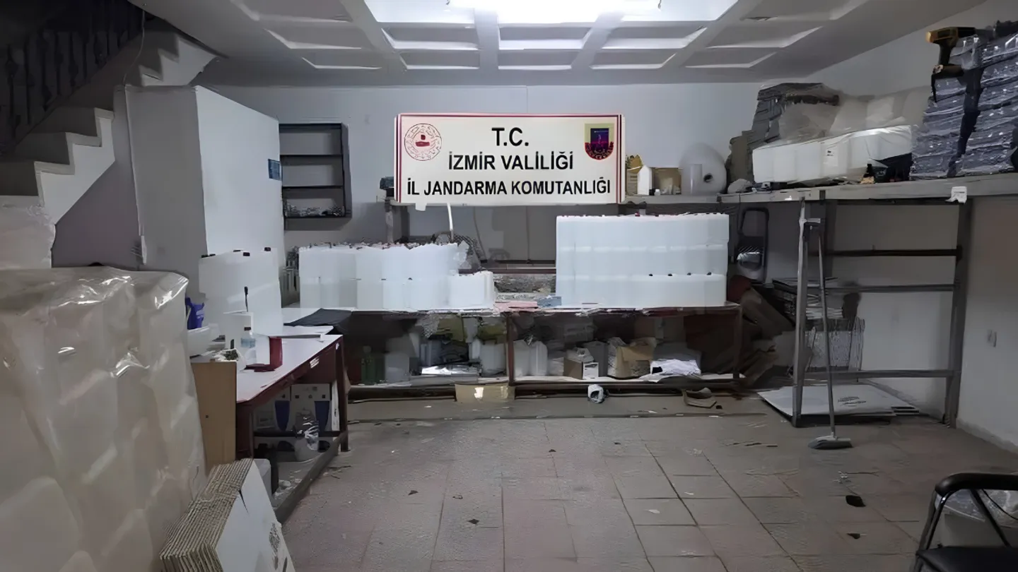 İzmir'de kaçak alkol ve tütün operasyonu: 2,5 milyon liralık ürün ele geçirildi
