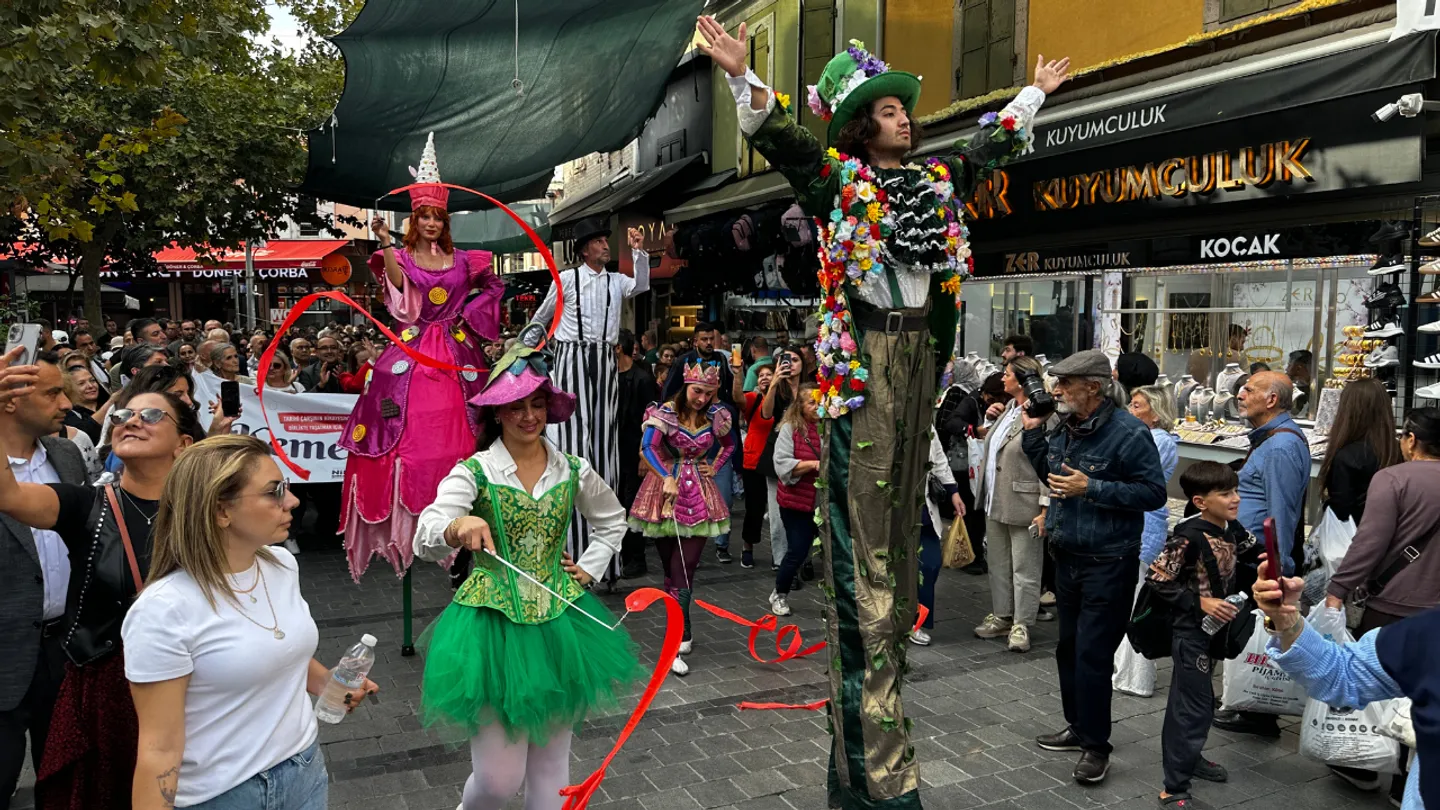 Kemeraltı Festivali Kortejle Başladı! İzmir’in Tarihi Çarşısında Renkli Görüntüler