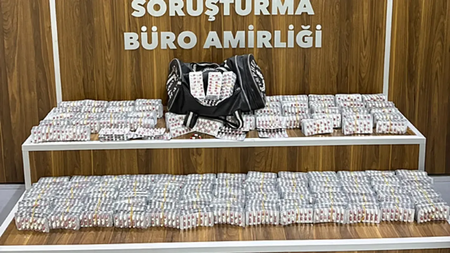 İzmir’de Uyuşturucu Operasyonu: 9 Bin 184 Sentetik Ecza Ele Geçirildi