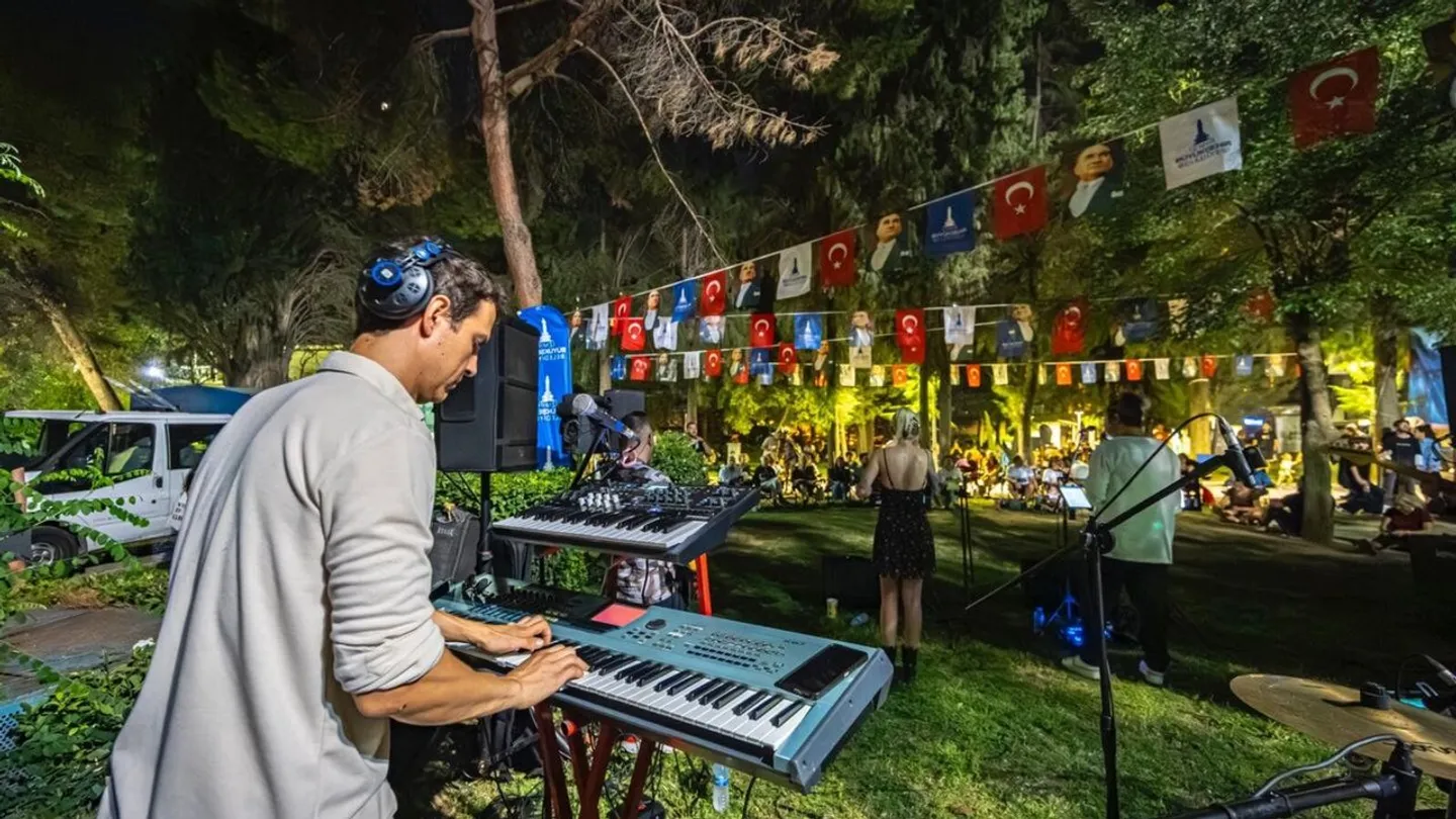 İzmir’de müzik parklara taşındı: Alternatif Park Konserleri devam ediyor