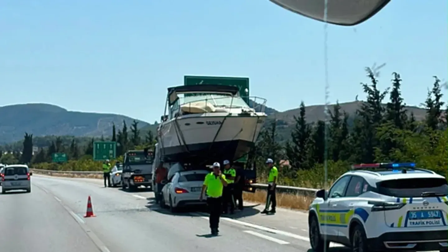 Görenler gözlerine inanamadı! İzmir'de sıra dışı kaza: Otomobil tekneyle çarpıştı