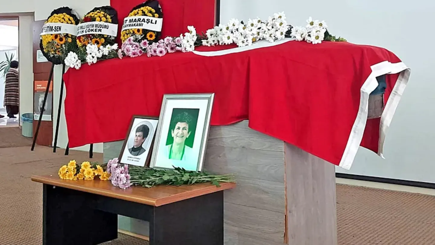 Çeşme Eğitim Camiası Yasta: Okul Müdürü Nemide Korkmaz Son Yolculuğuna Uğurlandı
