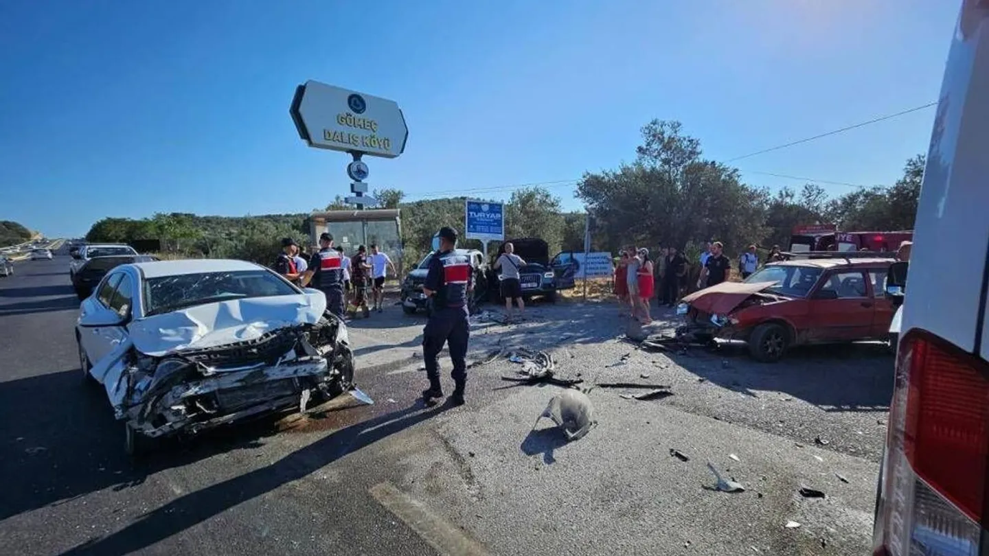 Çanakkale-İzmir Yolunda Can Pazarı: 4 Aracın Karıştığı Kazada 1’i Ağır 4 Yaralı