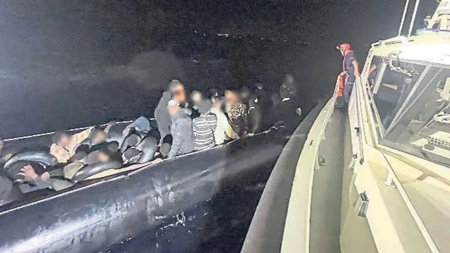 İzmir açıklarında iki ayrı operasyon: 56 düzensiz göçmen yakalandı