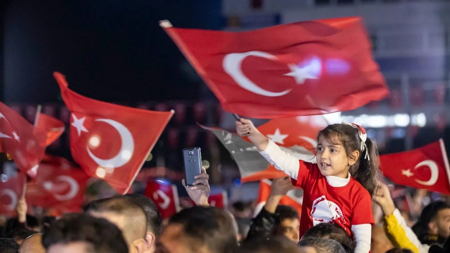 İzmir’de 29 Ekim Coşkusu Başlıyor! Fener Alayı, Havai Fişek, Drone ve Konser Takvimi Açıklandı