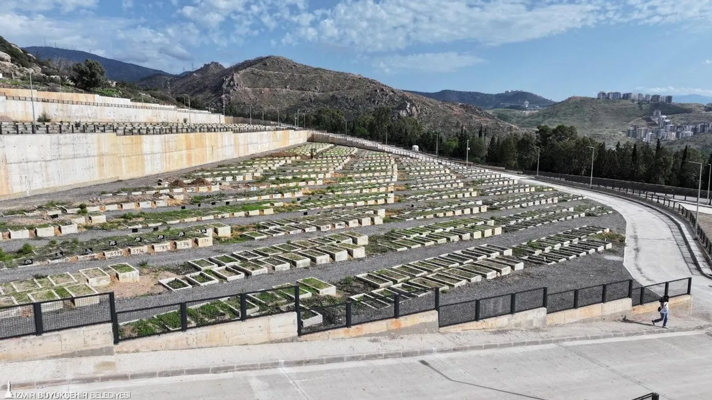 İzmir'de mezarlıklarda yeni dönem! Türkiye'de ilk kez uygulanacak sistem hayata geçiriliyor