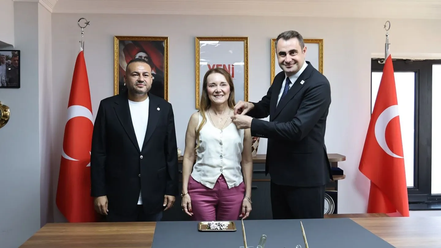 Konak'ta Siyasi Geçiş! Belediye Başkanı Mutlu ve 19 Meclis Üyesi YENİ Parti'ye Katıldı
