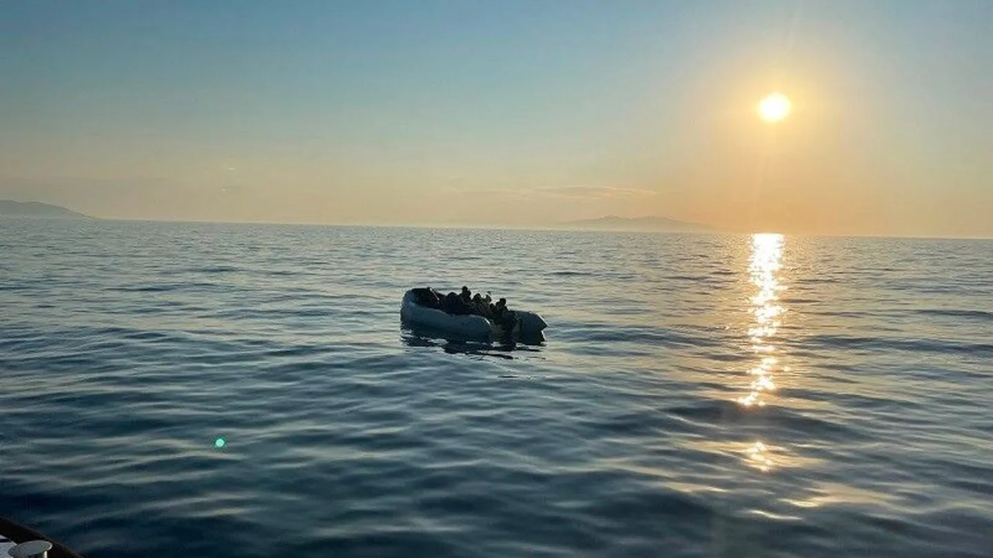 Çeşme açıklarında radara yakalanan lastik bottaki 20 düzensiz göçmen yakalandı