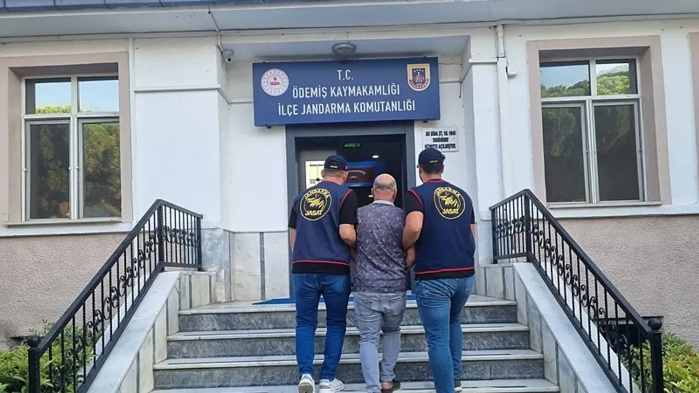 İzmir’de 4 Yıldır Aranıyordu: 8 Yıl 8 Aylık Firari JASAT Operasyonuyla Yakalandı
