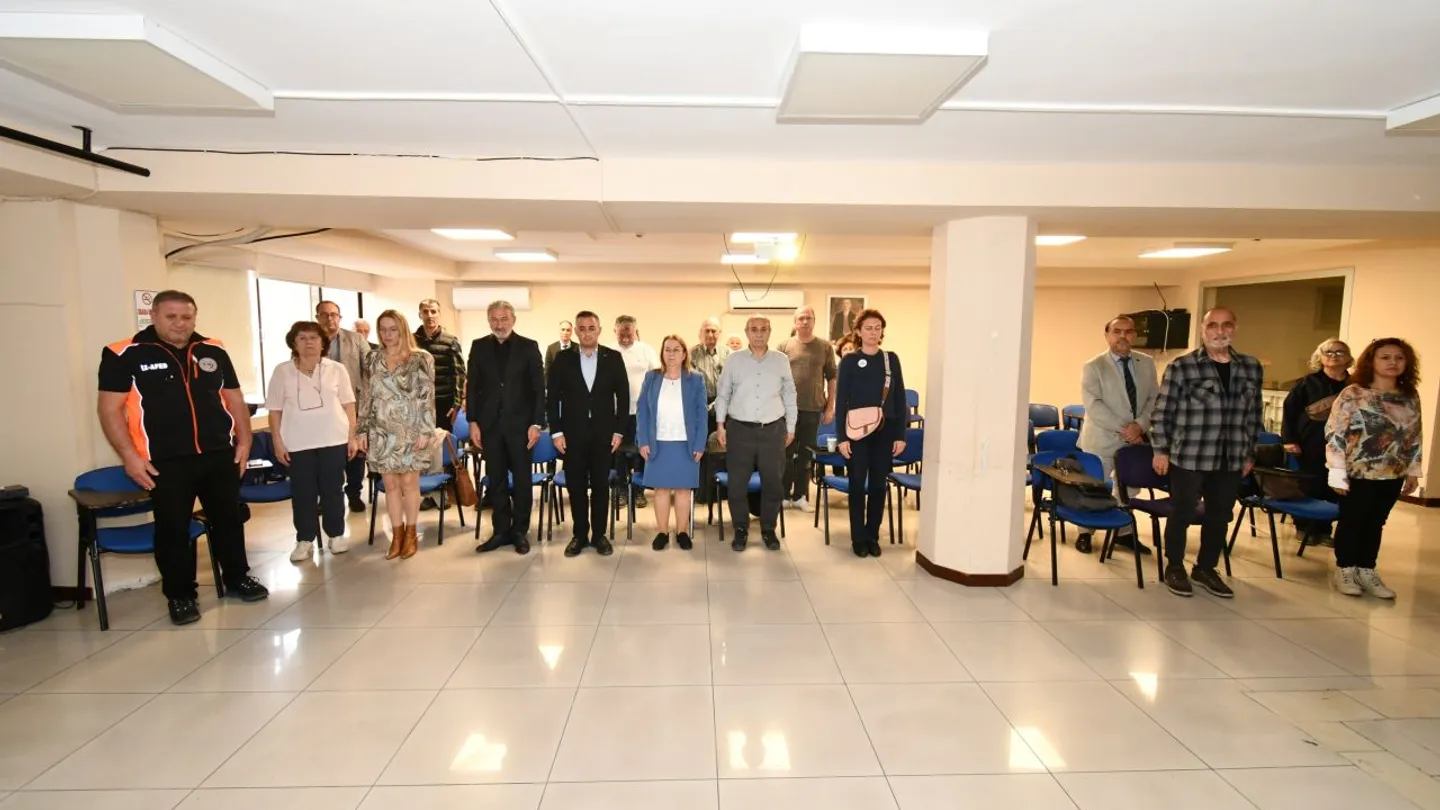 İzmir’de deprem gerçeği masaya yatırıldı: Topaç’ın anlattıkları salonda duygusal anlar yaşattı