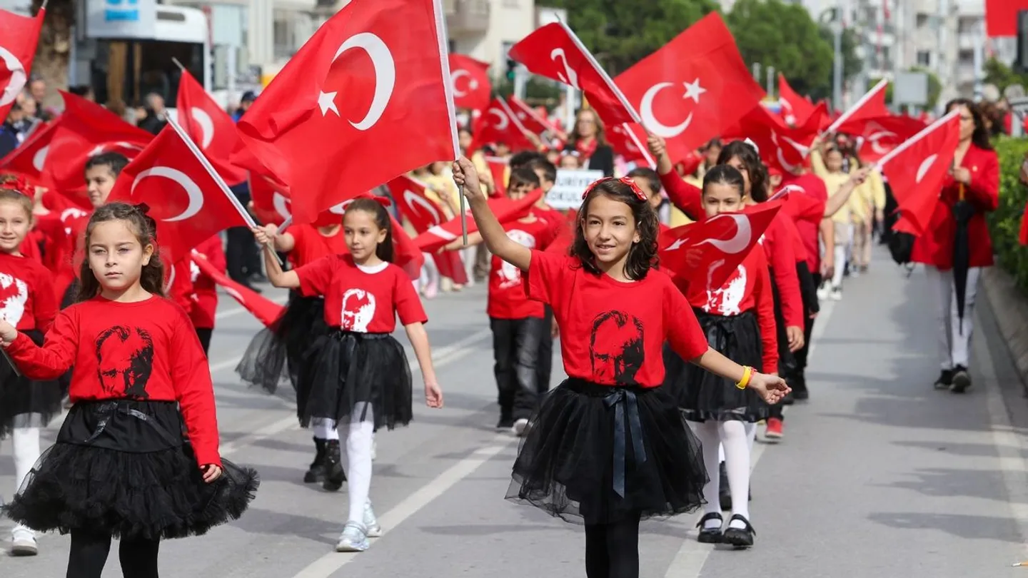 Karşıyaka’da 7’den 77’ye Cumhuriyet Coşkusu! 150 Sporcu Pistte Buluştu