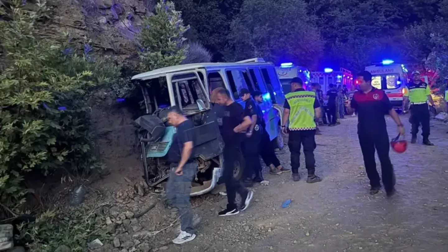 Tire’de Tarım İşçilerini Taşıyan Minibüs Kayalıklara Çarptı: 1 Ölü, 8 Yaralı