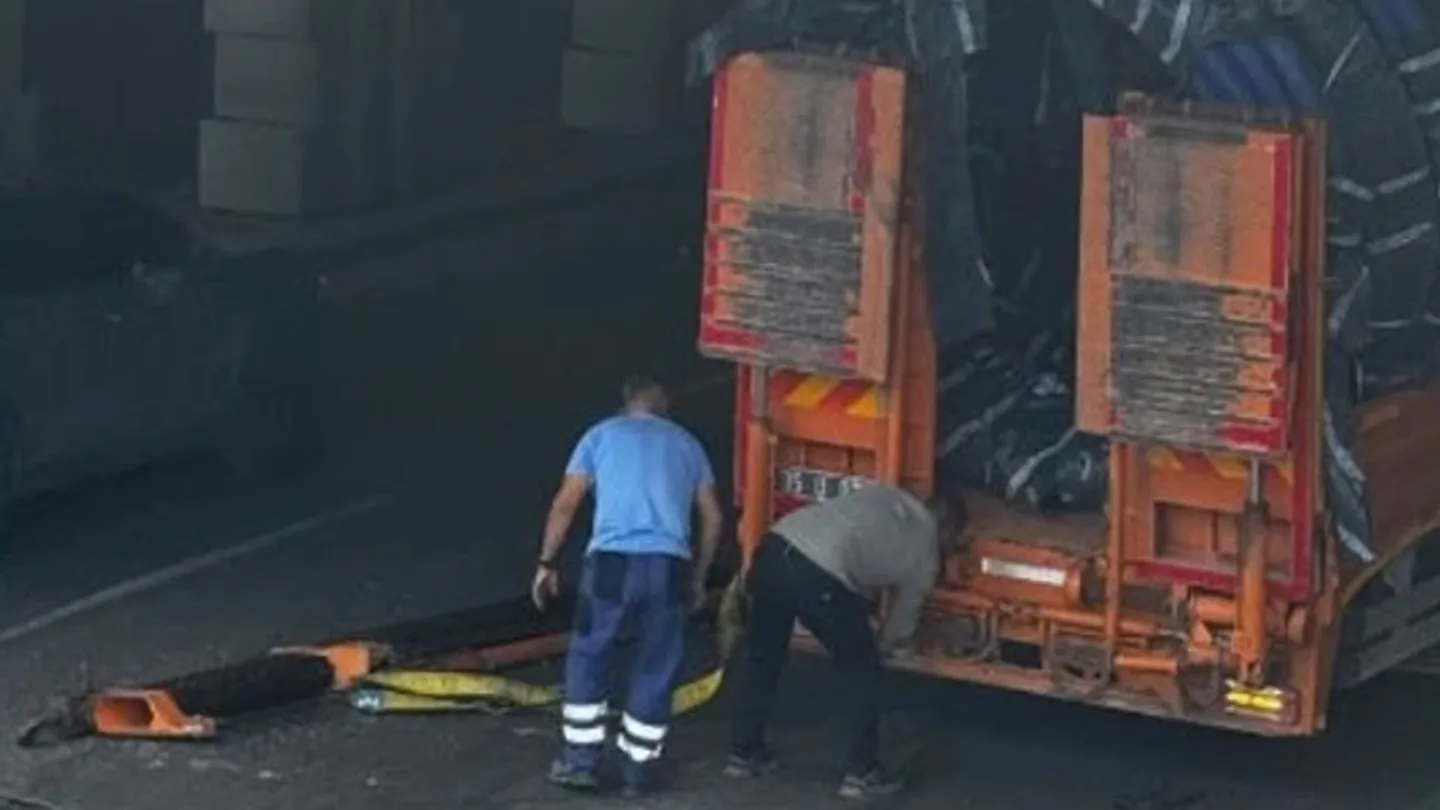 Konak’ta alt geçitte vinç paniği! Trafik bir süre kontrollü ilerledi