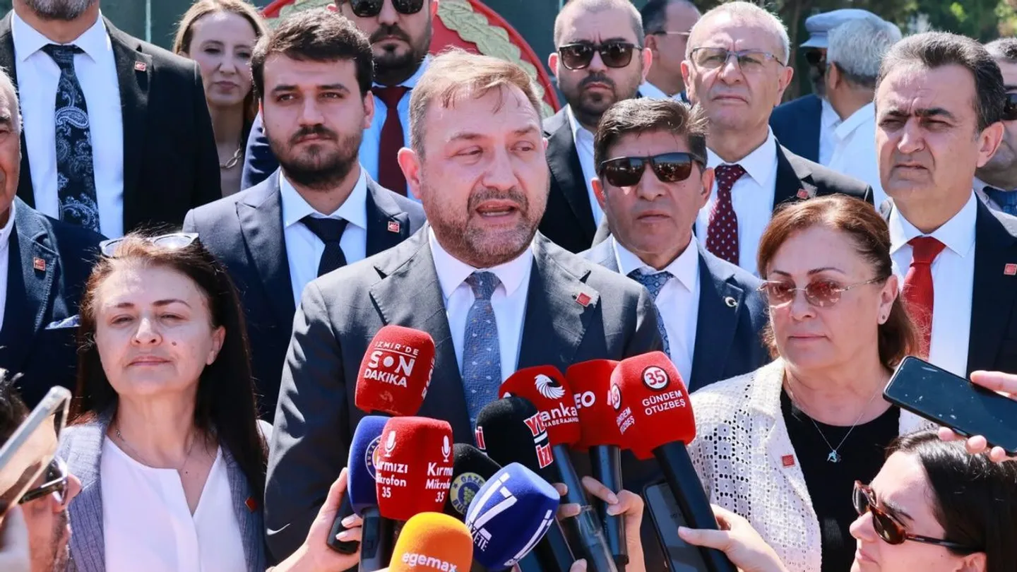 Gümrükçü’den ilk çelenk töreninde birlik mesajı: CHP’ye sadakati olan herkes yol arkadaşımız