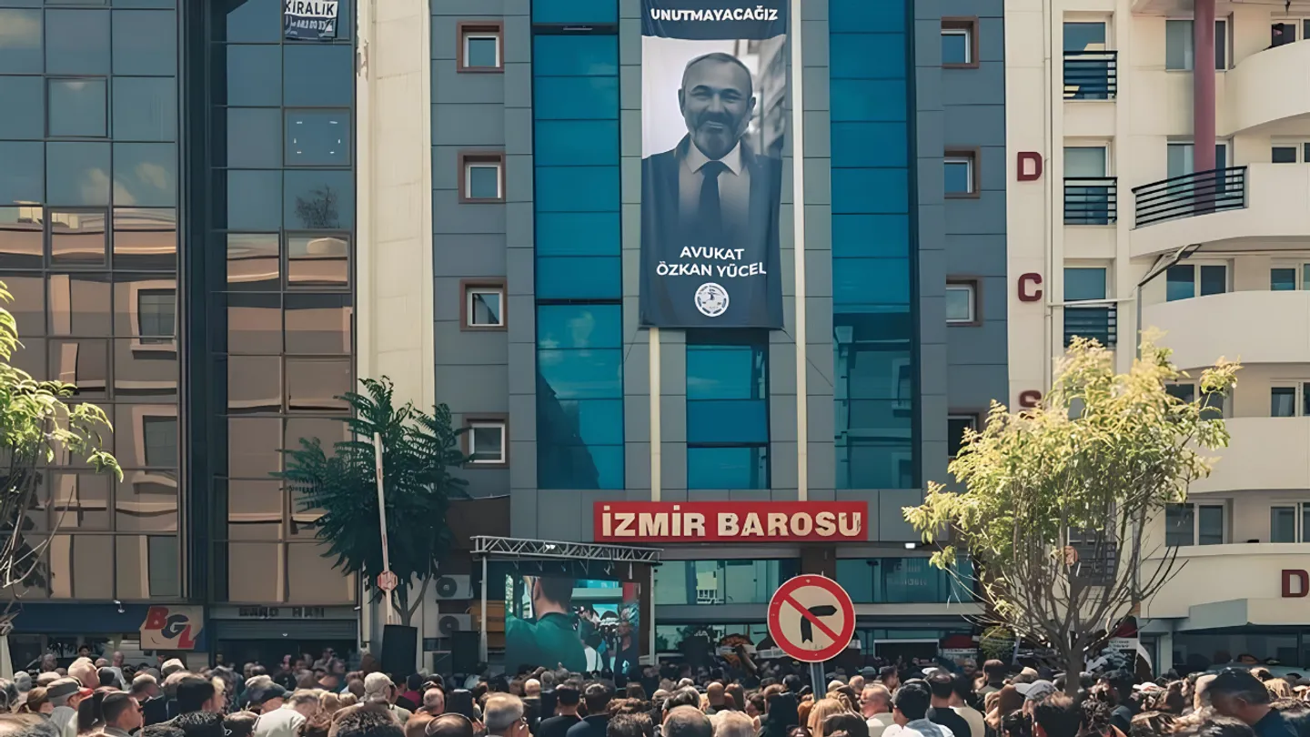 İzmir Barosu'ndan vefa örneği: Özkan Yücel'in adı merkez binasına verildi