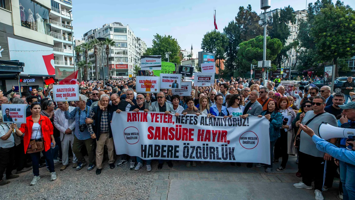 İzmir’de gazetecilerden sansüre karşı güçlü mesaj: “Artık yeter, nefes alamıyoruz!”