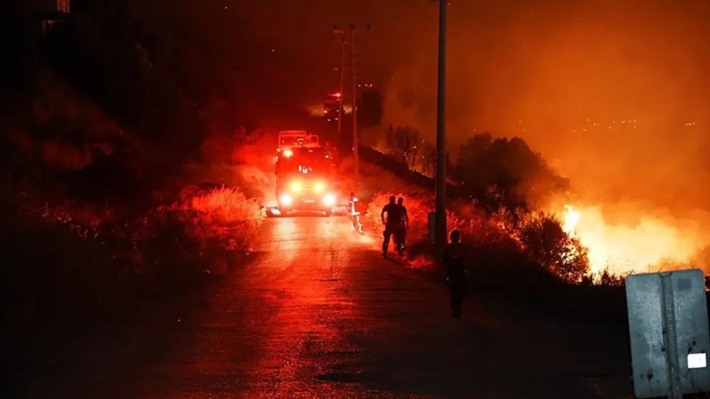 Alevler Sınırı Aştı: Balıkesir’de Başlayan Orman Yangını İzmir’e Sıçradı!