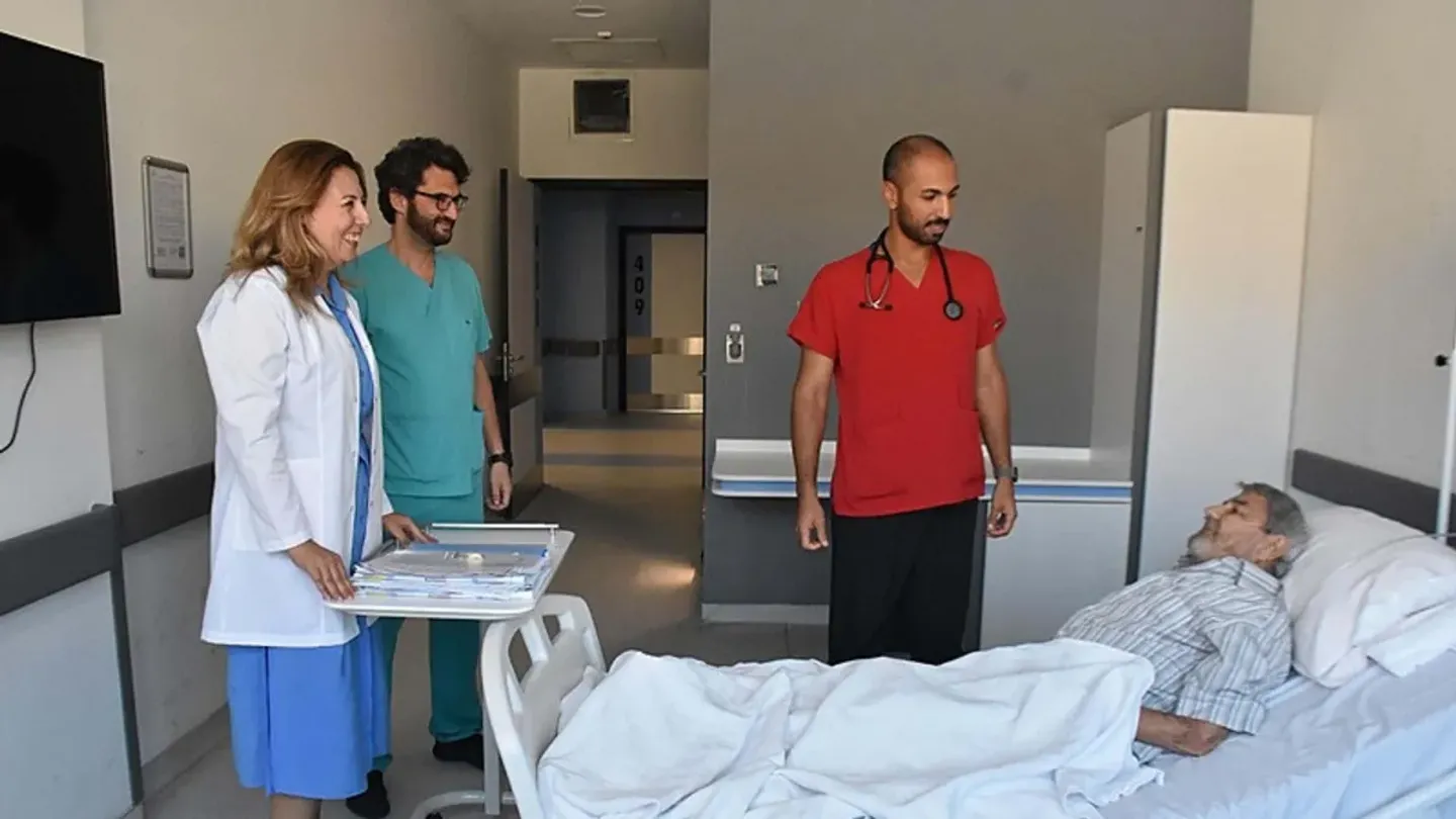 İzmir’de Hayat Kurtaran Operasyon: Kalp Kapağı Köprücük Kemiğinin Altından Yerleştirildi