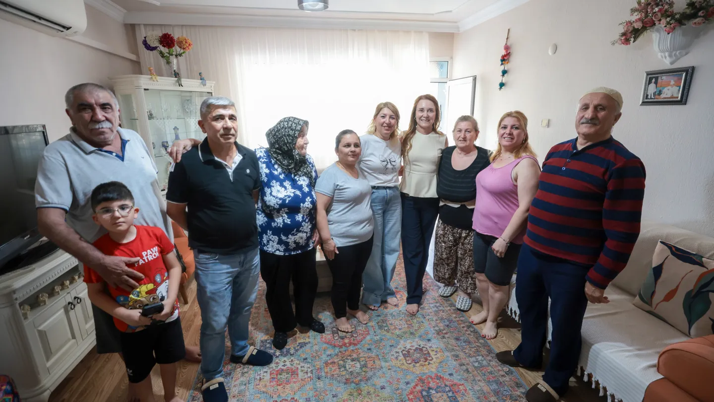Başkan Mutlu’dan Konak’ta Ev Ziyaretleri: “Komşularımızın Her Zaman Yanındayız”