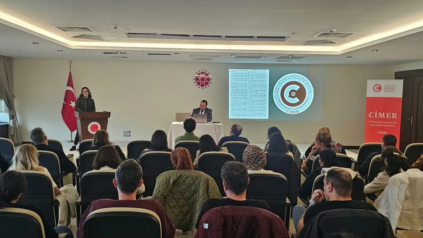 İzmir’de 100 Kamu Personeline Eğitim! CİMER Başvuruları ve Dijital Bağımlılık Masaya Yatırıldı
