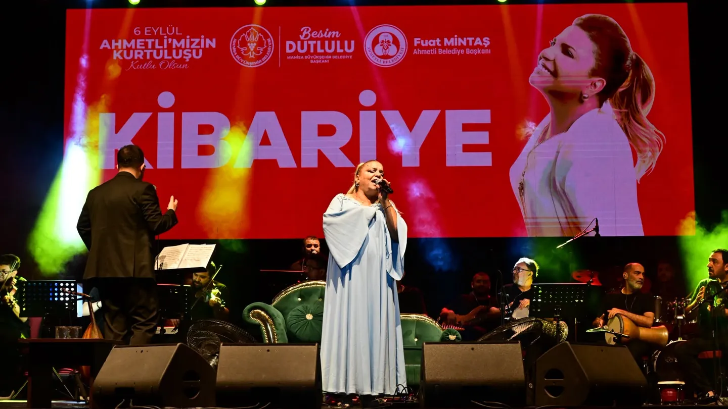 Ahmetli’de 104. yıl coşkusu: Kibariye sahnesiyle geceye damga vurdu