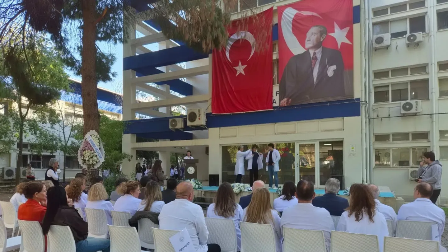 Ege Üniversitesi’nde Beyaz Önlük Heyecanı: Geleceğin Eczacıları Mesleğe İlk Adımı Attı