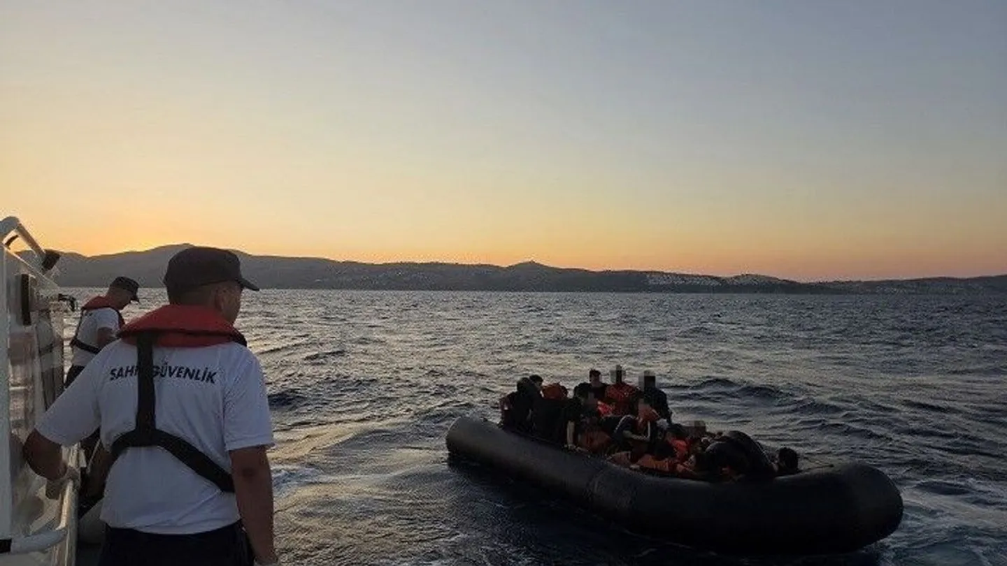 İzmir Sularında Çifte Operasyon: Lastik Botlarda Ölümle Burun Buruna Gelen 80 Göçmen Yakalandı!