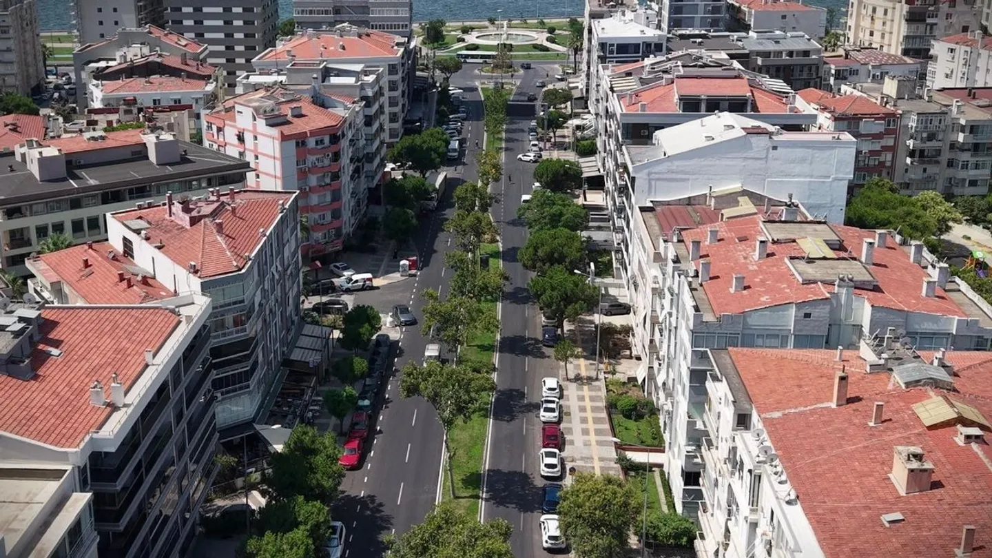 KARŞIYAKA’NIN KALBİNE TAZELENEN DOKUNUŞ: GİRNE BULVARI BAŞTAN SONA YENİLENDİ!