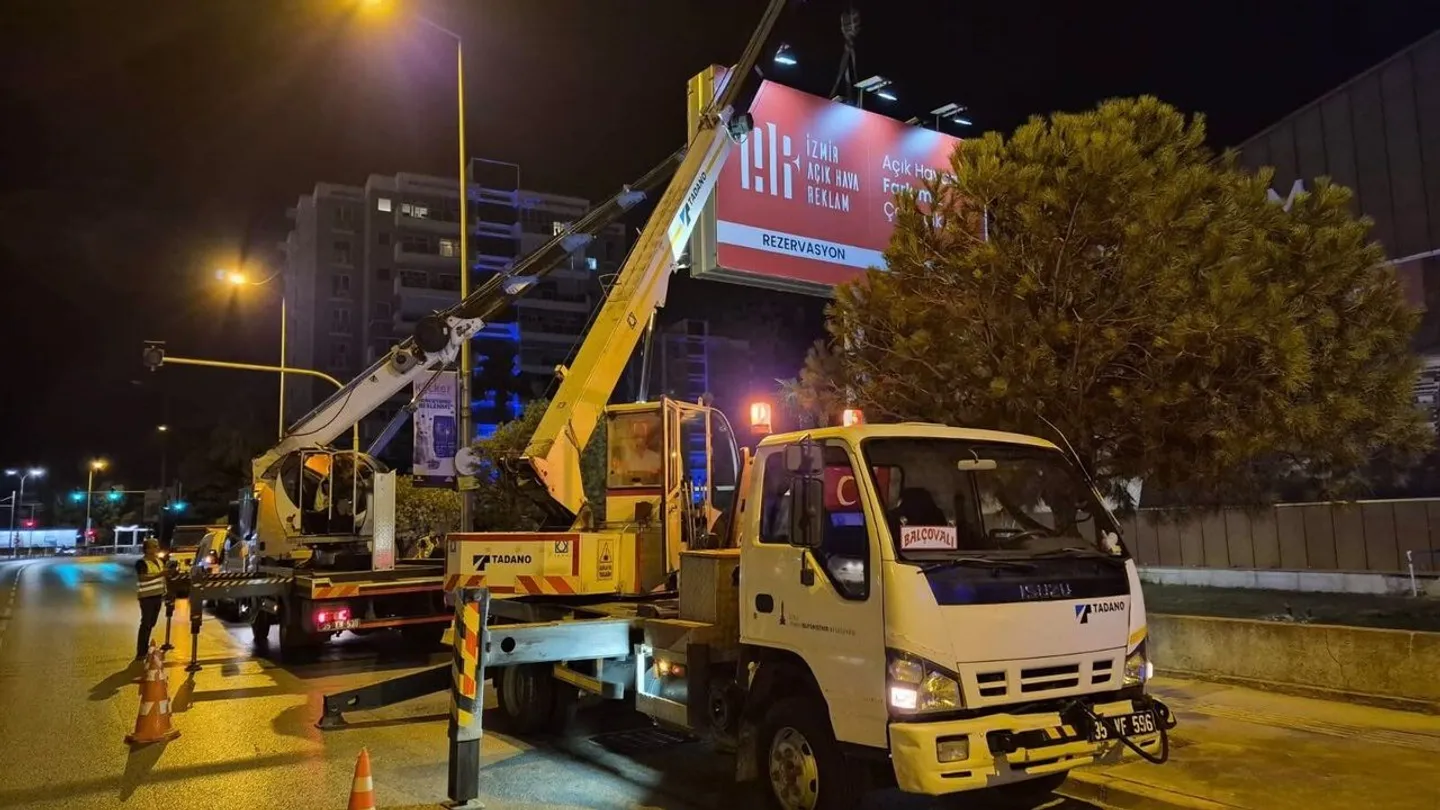 Karşıyaka’daki billboard krizinde Büyükşehir’den açıklama: 20 reklam ünitesi depoya kaldırıldı