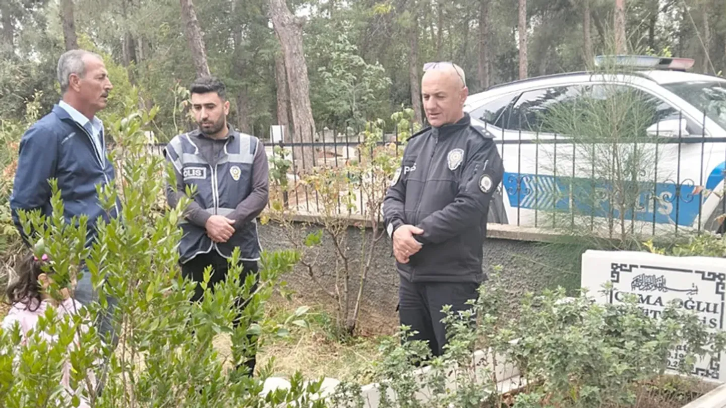 İzmir’de şehit olan polis memuru Fatih Çiftçi unutulmadı: Mezarı başında dualar edildi