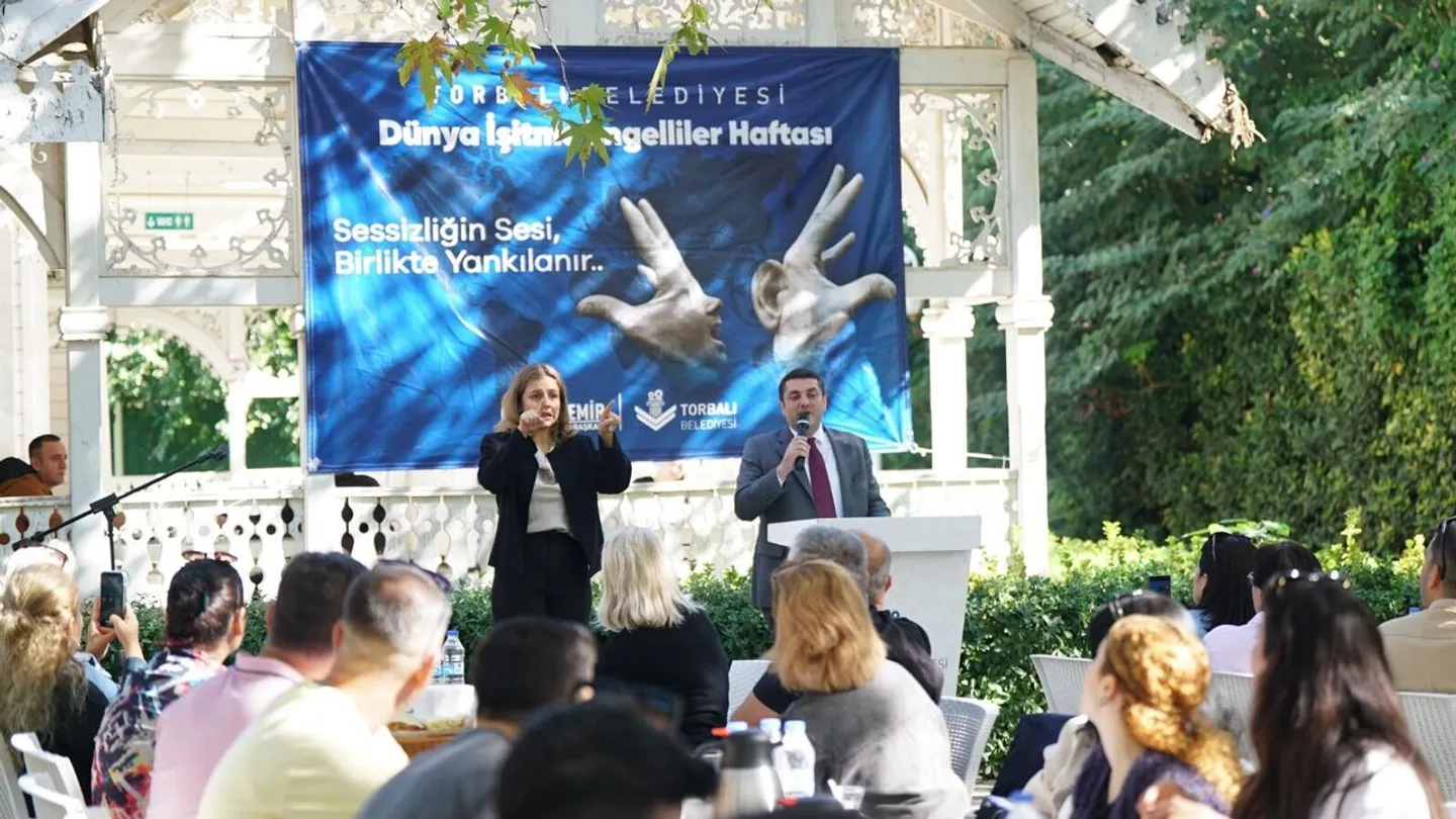 Torbalı’da anlamlı buluşma: İşitme engelli vatandaşlar kahvaltıda bir araya geldi