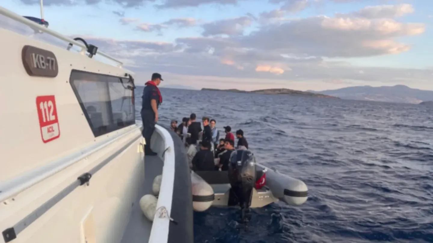 Aliağa açıklarında hareketlilik: Lastik bottan 4’ü çocuk 19 düzensiz göçmen çıktı