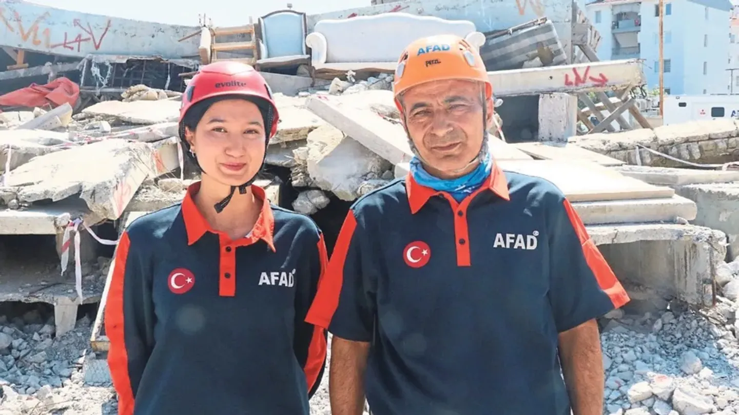 Babasının izinde hayat kurtarıyor