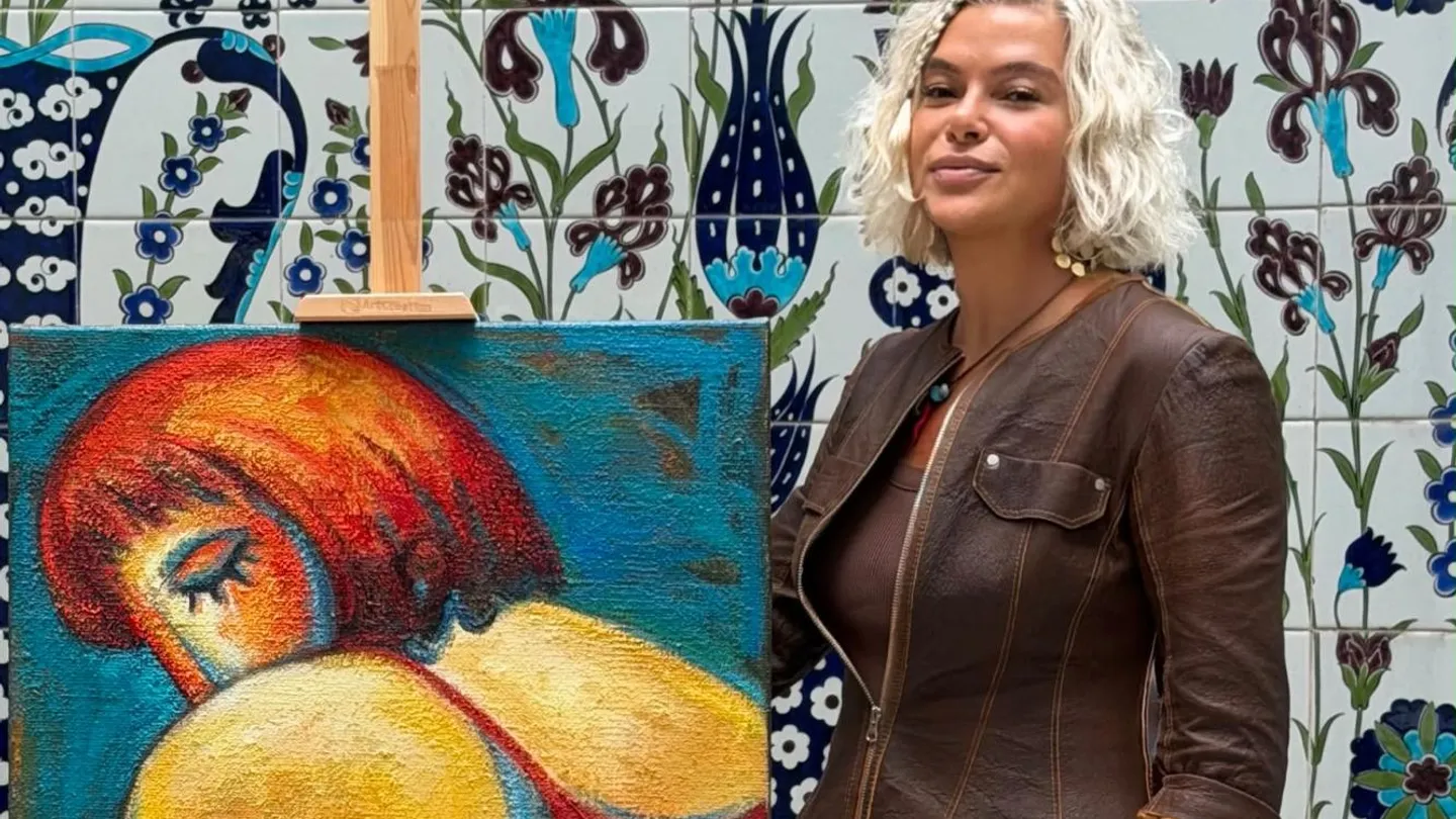 İzmir’de sanat yolculuğu: Pınar Karaman’ın “Arayış” sergisi Alsancak Garı’nda