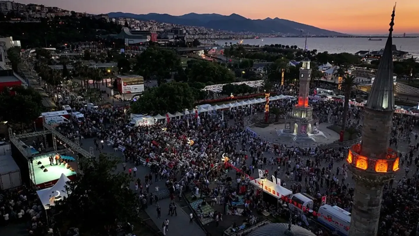 İzmir 15 Temmuz'da tek nefes oldu! Vatandaşlar Konak Meydanı'na akın etti