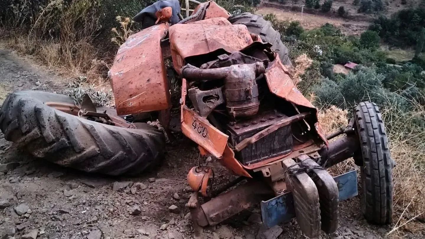 Tire’de traktör tarlaya devrildi: 61 yaşındaki sürücü hayatını kaybetti